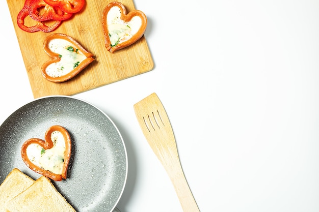 Kolacja przy świecach z prostym daniem